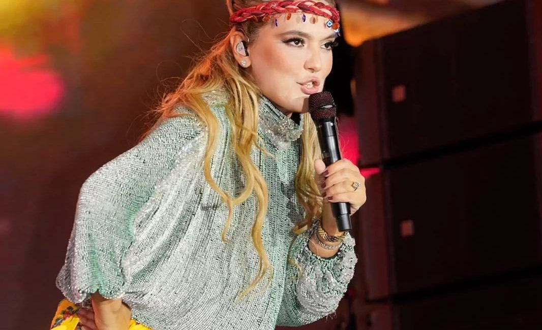 Demet Akalın’dan Mardin’e özel selam Mardin Kültür Yolu Festivali kapsamında sahneye çıkan Demet Akalın, Mardinli