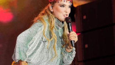 Mardin Kültür Yolu Festivali kapsamında sahneye çıkan Demet Akalın, Mardinli