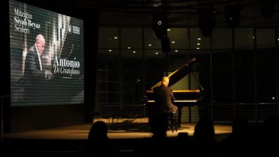 Bursa Büyükşehir Belediyesi tarafından düzenlenen ‘Müziğin Siyah Beyaz Sesleri’ konserinde