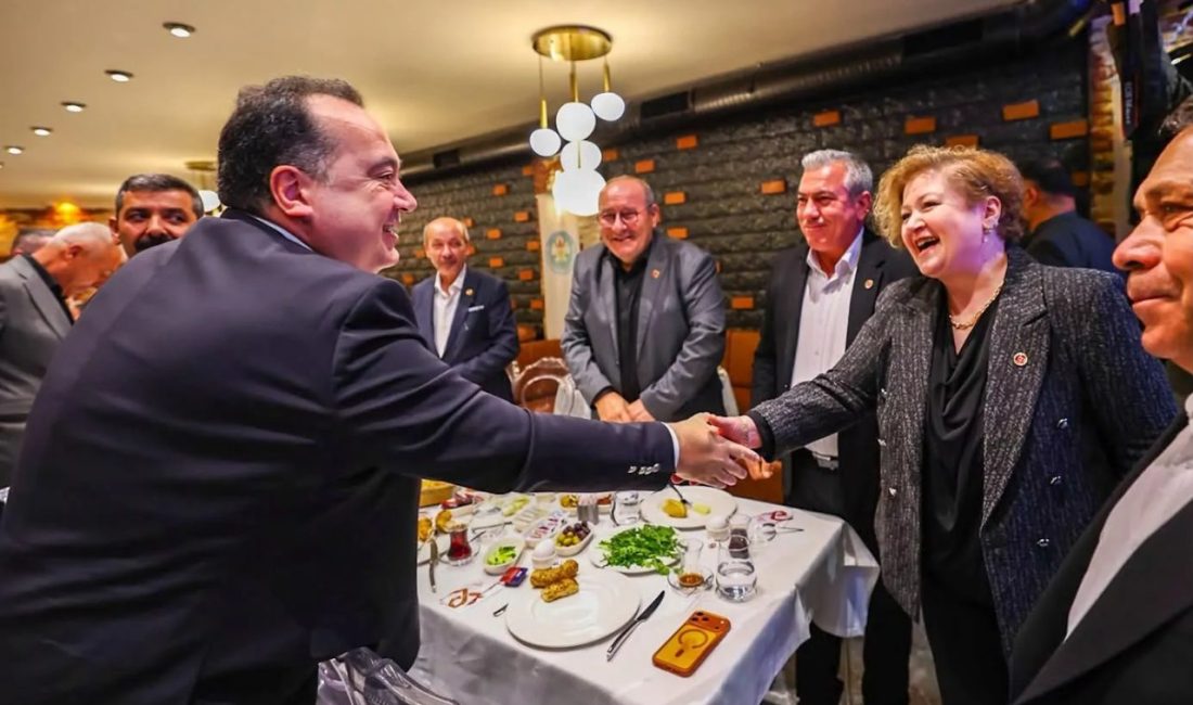 Dutlulu: Muhtarlarla birlikte sahada çalışıyoruz Manisa Büyükşehir Belediye Başkanı Besim Dutlulu, Muhtarlar Günü dolayısıyla düzenlenen