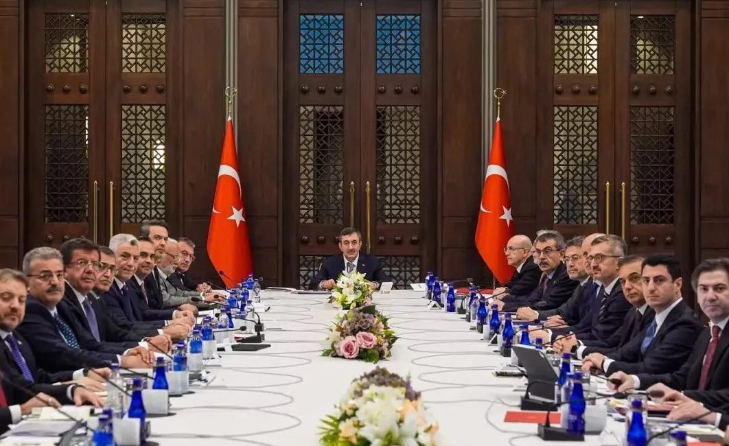 Ekonomide yeni adımlar masada… Ekonomi Koordinasyonu 8. kez toplandı Cumhurbaşkanı Yardımcısı Cevdet Yılmaz başkanlığında gerçekleştirilen Ekonomi Koordinasyon Kurulu’nun 2026