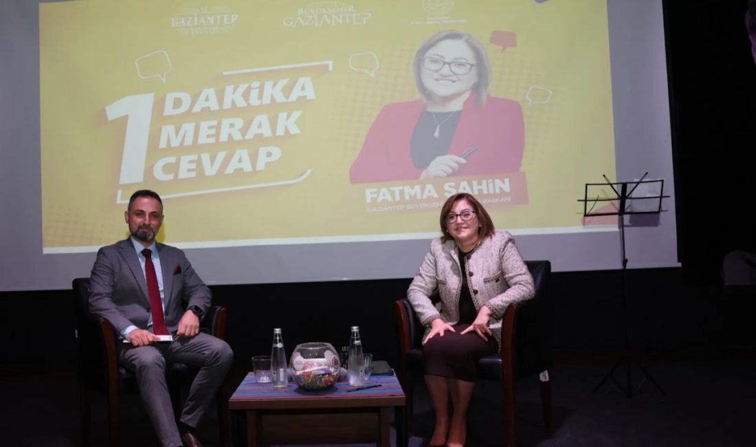Gaziantep’te bir dakikalık süreyi aşan sürede gençlere gezi sözü Gaziantep Büyükşehir Belediye Başkanı Fatma Şahin, yaklaşık 300 öğrenciyle bir