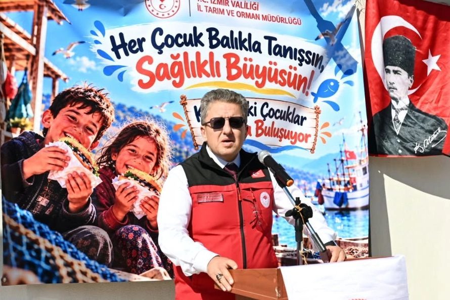İzmir’in Menderes ilçesinde düzenlenen “Çocuklarımız Balıkla Buluşuyor” etkinliğinde 50 öğrenci,