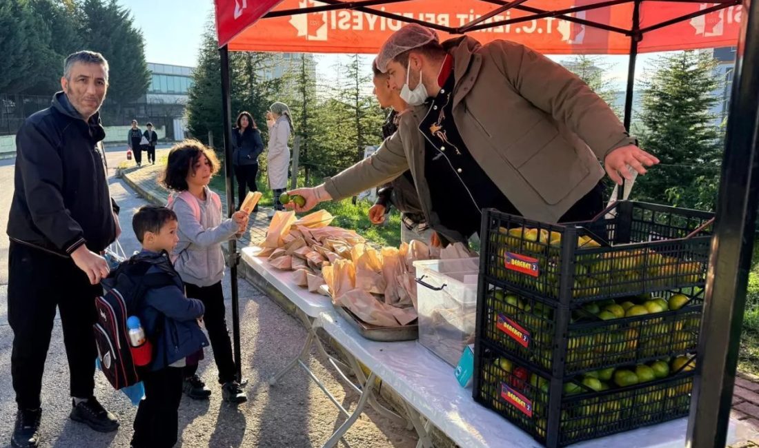 İzmit’ten öğrencilere kek ve mandalina ikramı İzmit Belediyesi, Beslenme Saati Projesi kapsamında Ertuğrulgazi, Fatma Seher ve