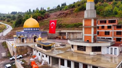 Kocaeli Büyükşehir Belediyesi, kent genelinde yeni ibadethaneler inşa ederken, yapımı