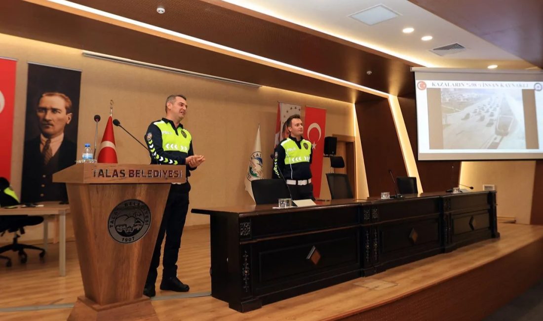 Kayseri Talas’ta emniyet kemerine simülasyonlu anlatım Kayseri Talas Belediyesi'nde düzenlenen güvenli sürüş eğitiminde, yaklaşık 30 kilometre