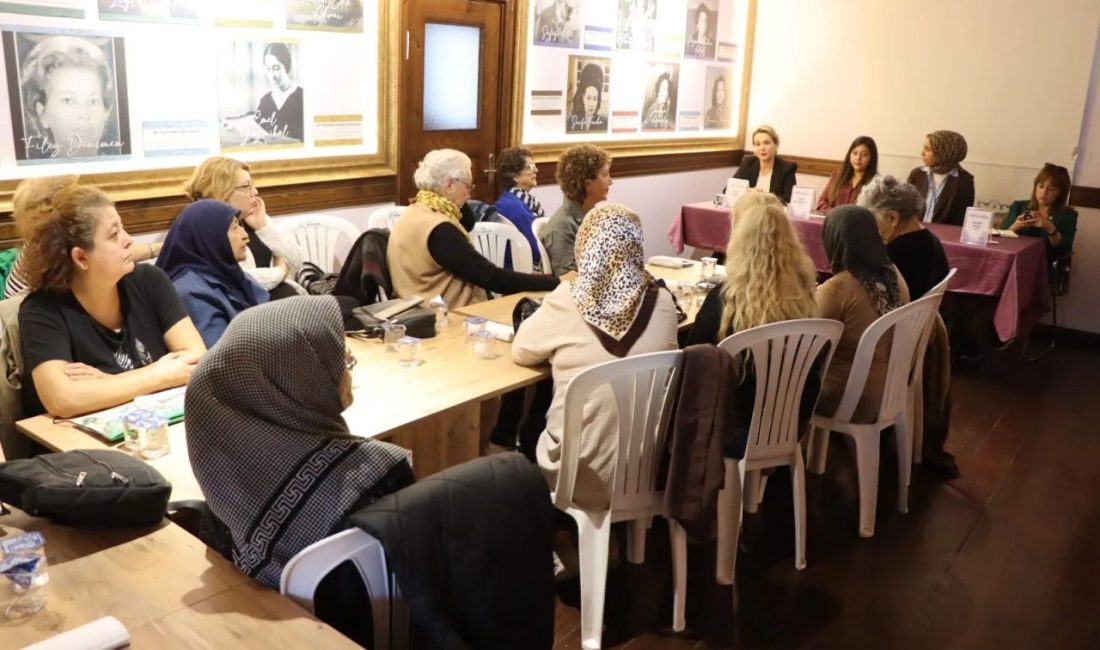 Kocaeli’de kadınlar Konak Buluşmaları’nda bir araya geldi Kocaeli İzmit Belediyesi tarafından kadınların sosyalleşmesini, bilgi edinmesini ve dayanışma
