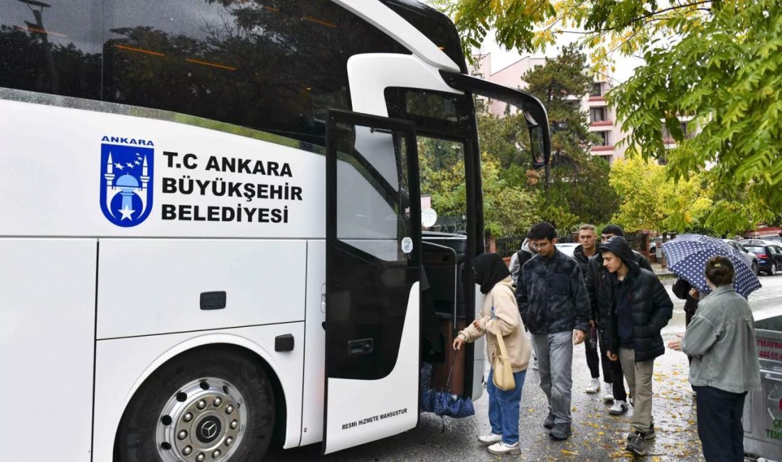 Öğrenciler Başkenti panoramik turla keşfetti Ankara Büyükşehir Belediyesi, üniversite öğrencilerinin başkenti daha yakından tanımaları ve