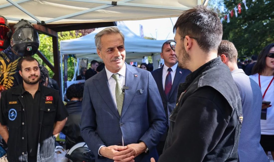 Sakarya’da gençlere yeni dönem müjdesi Sakarya Büyükşehir Belediye Başkanı Yusuf Alemdar, üniversite öğrencileriyle buluşarak tramvay