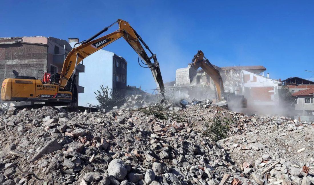 Sakarya’da Tığcılar kentsel dönüşümünde bir ayda 45 yapı yıkıldı Sakarya Büyükşehir Belediyesi tarafından Tığcılar Mahallesi’nde hayata geçirilen mahalle bazlı