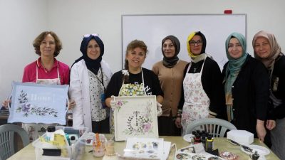 Sakarya Büyükşehir Belediyesi’nin Ozanlar SAMEK’te düzenlediği eğitimlerde kursiyerler, el emeğiyle