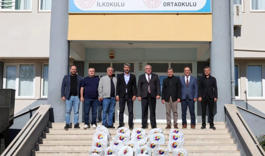 TOBB’dan Kumluca’da 525 öğrenciye ayakkabı desteği Türkiye Odalar ve Borsalar Birliği (TOBB) tarafından sağlanan kaynakla, Kumluca’da